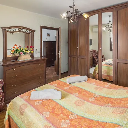 Сasa de vacaciones 4 Bedroom Awesome In Buje