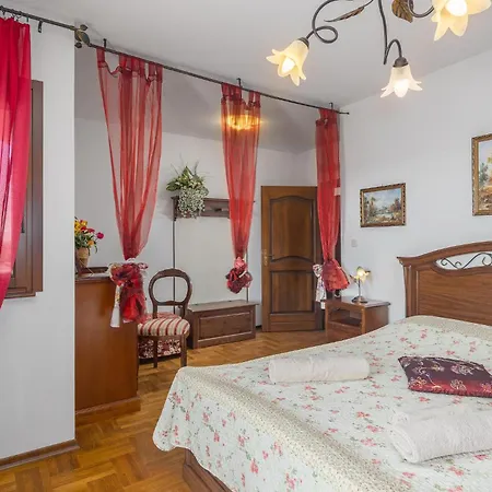 Сasa de vacaciones 4 Bedroom Awesome In Buje