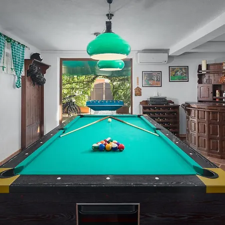 Сasa de vacaciones 4 Bedroom Awesome In *