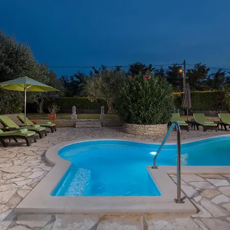 Сasa de vacaciones 4 Bedroom Awesome In *