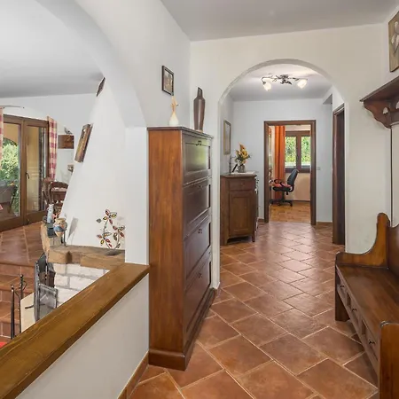 4 Bedroom Awesome In Сasa de vacaciones Buje