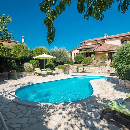 Сasa de vacaciones 4 Bedroom Awesome In Buje