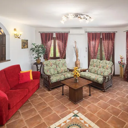 4 Bedroom Awesome In Сasa de vacaciones Buje