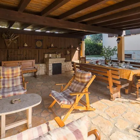 Сasa de vacaciones 4 Bedroom Awesome In Buje