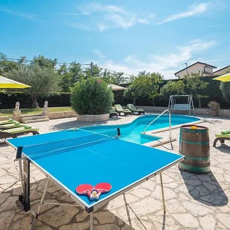 Сasa de vacaciones 4 Bedroom Awesome In Buje