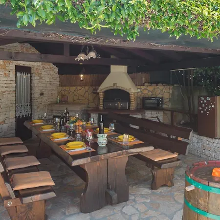 Сasa de vacaciones 4 Bedroom Awesome In Buje